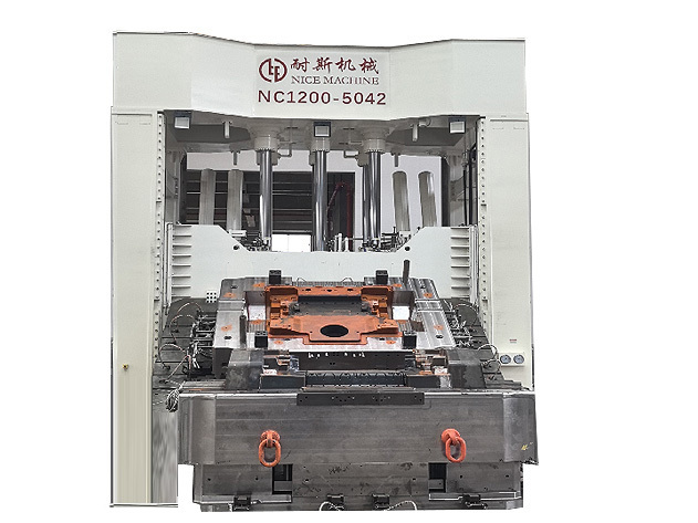 二工廠1200T大型合模機