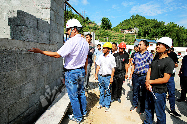強化質量監管　溪丘灣鄉開展易遷建設拉練會