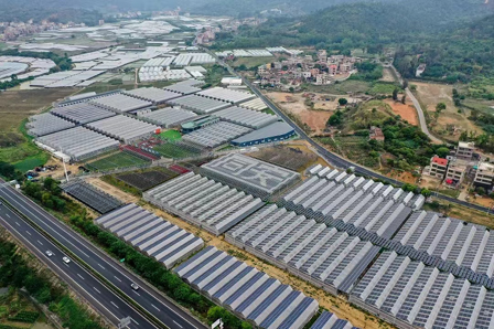 The construction of the Tong'an Lianhua 10 MW agricultural greenhouse photovoltaic power station project has been completed