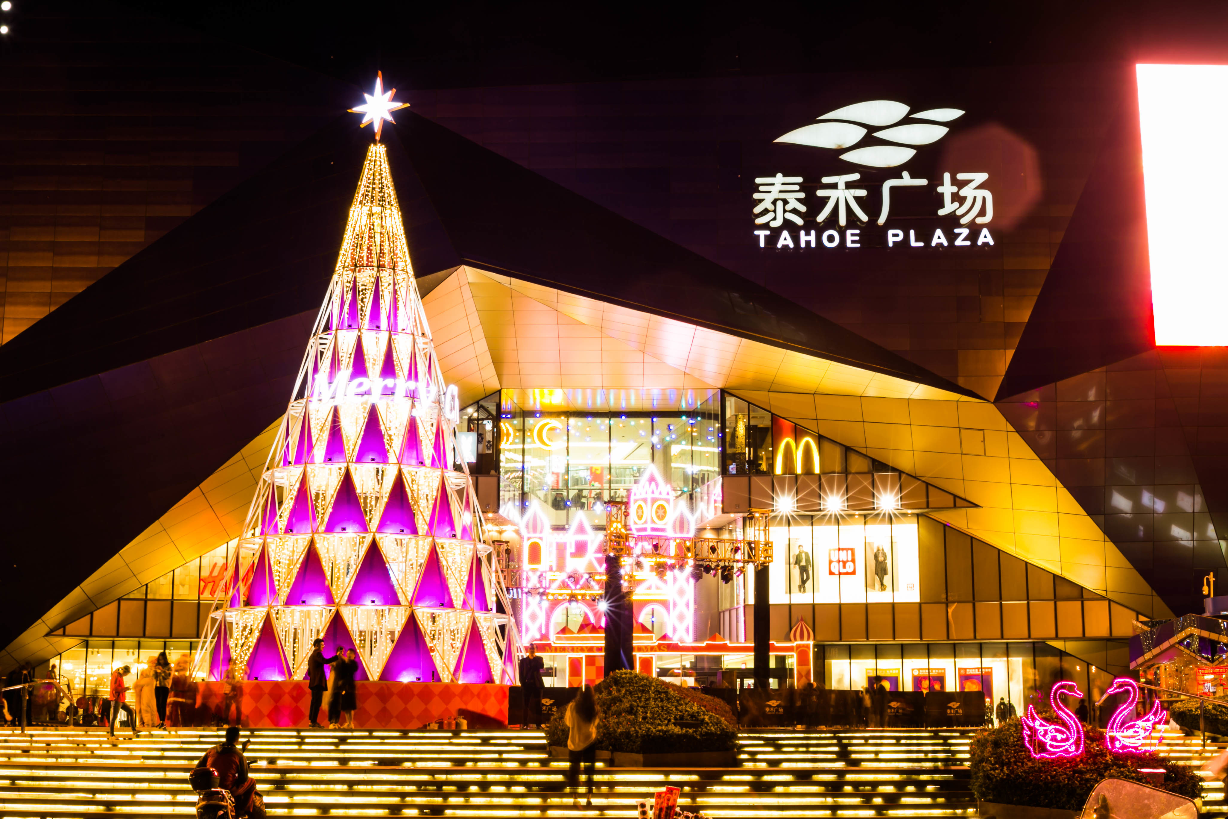 Transform Your Courtyard into a Festive Wonderland with Christmas Lights