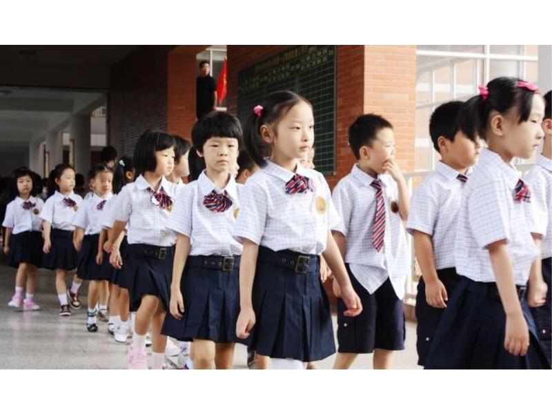 校服定做直观地诠释校园文化