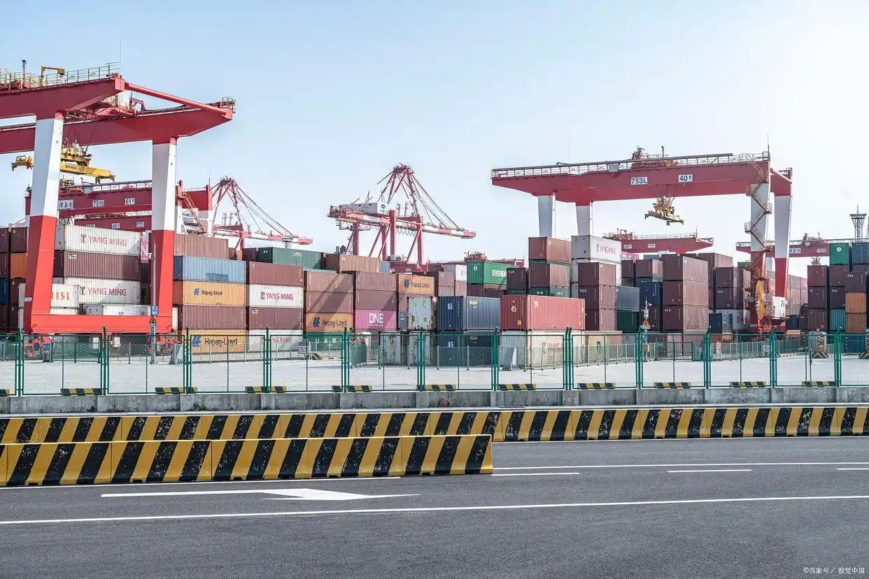 What is a gantry crane
