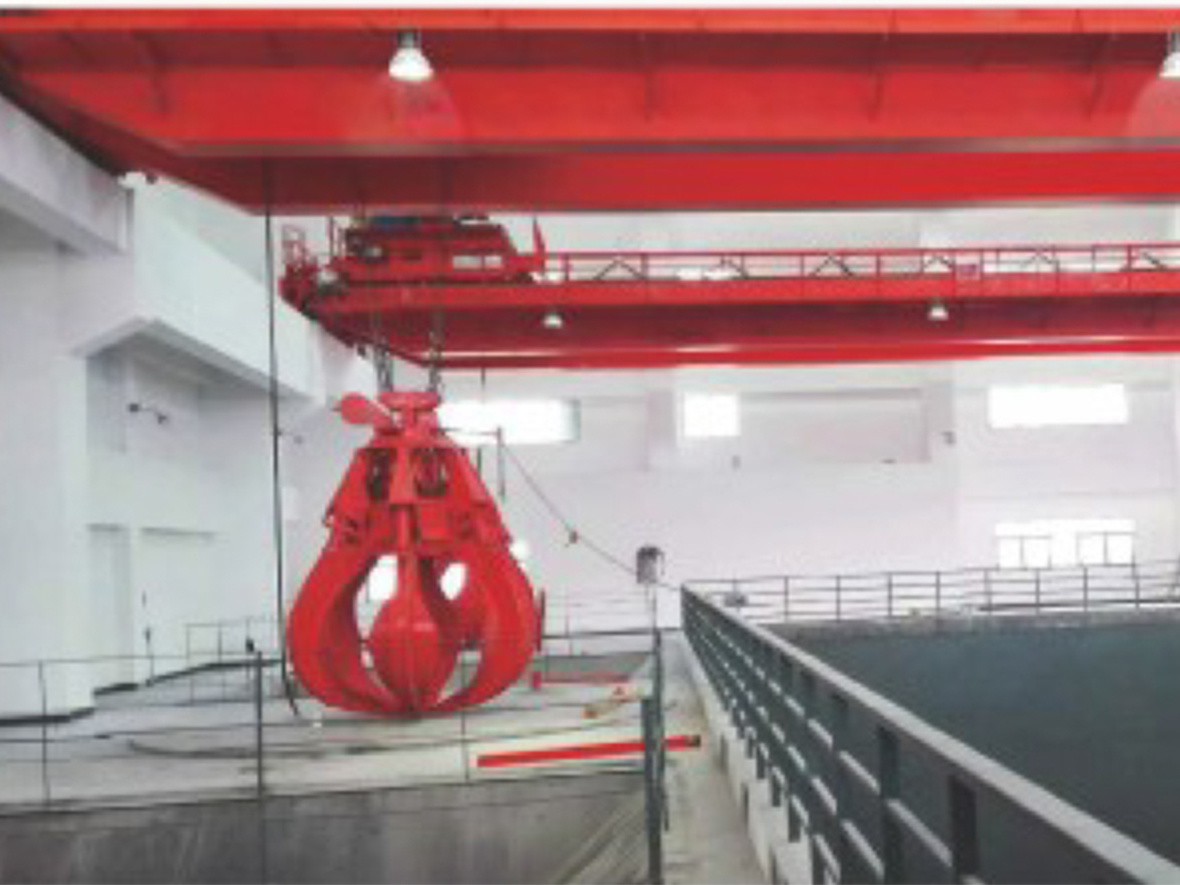 Garbage grab bridge type crane