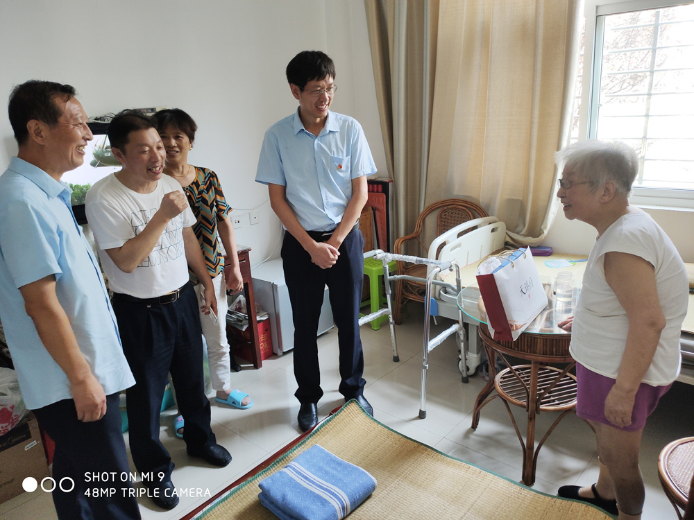夏日送清涼，情滿敬老院——地產集團黨團員志愿者愛心慰問老年公寓