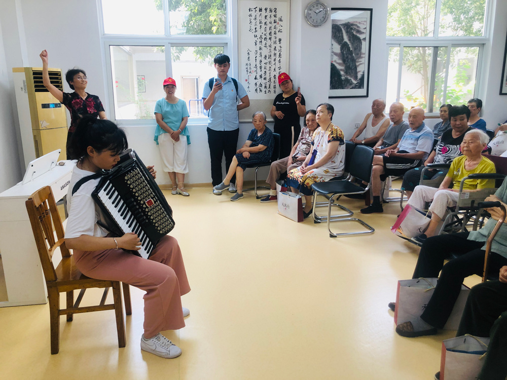 夏日送清涼，情滿敬老院——地產集團黨團員志愿者愛心慰問老年公寓