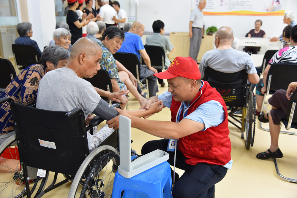 夏日送清涼，情滿敬老院——地產集團黨團員志愿者愛心慰問老年公寓