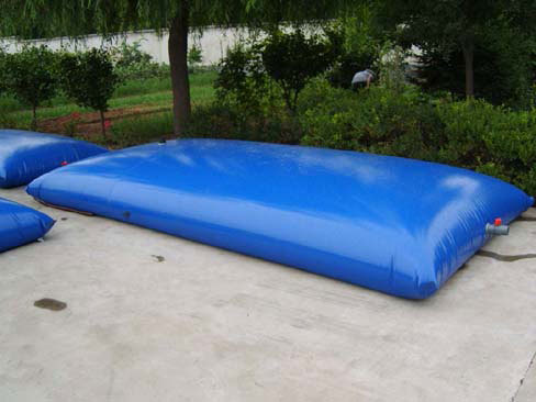Pillow shaped water storage bladder