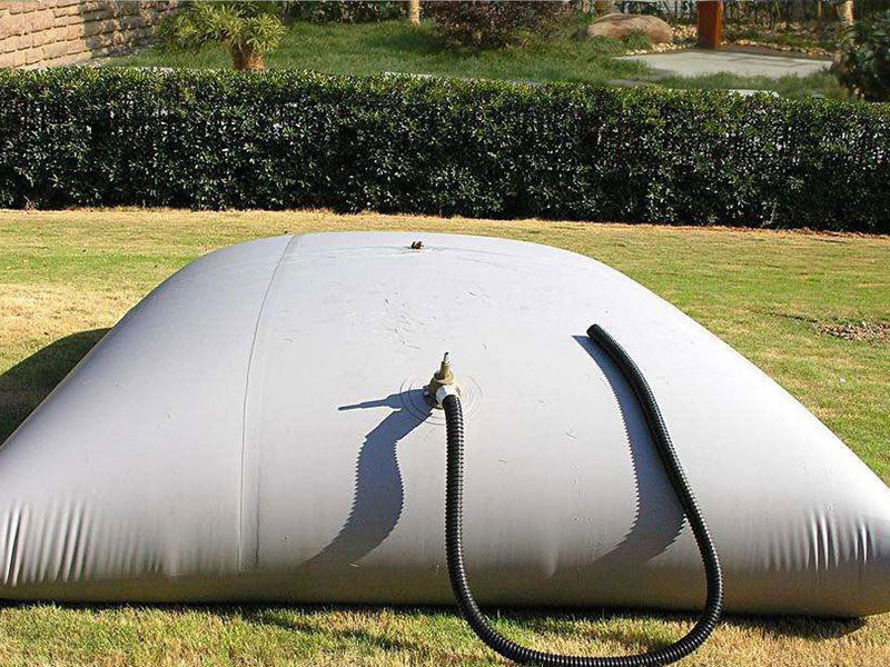 Pillow shaped water storage bladder