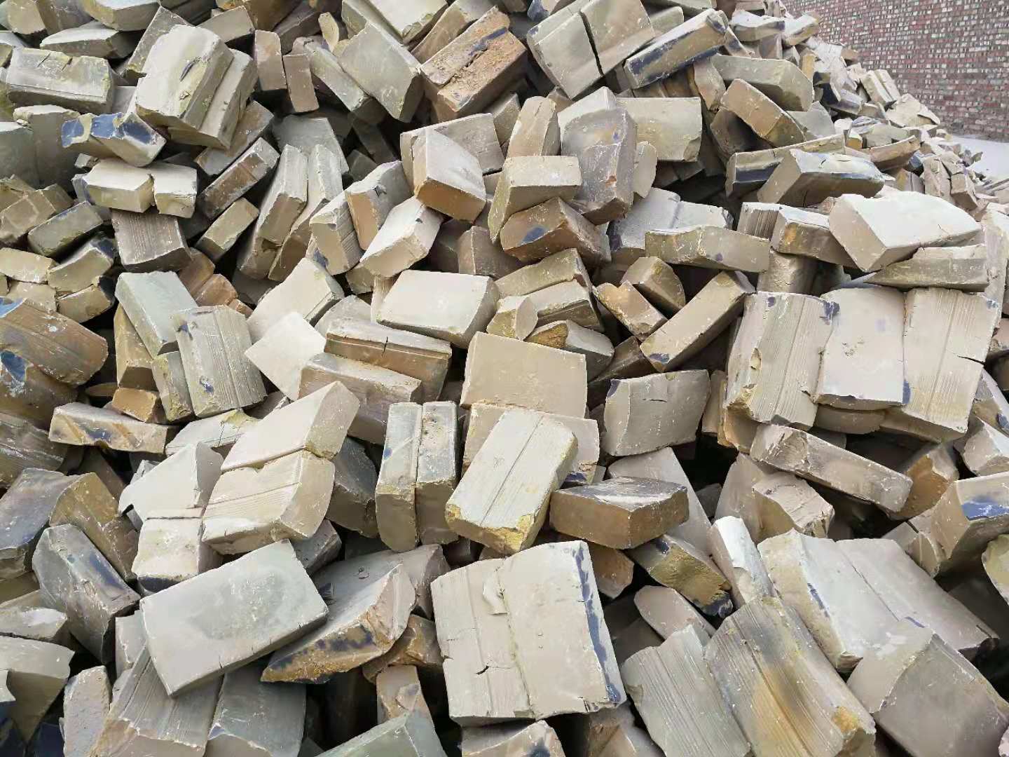 高温工程新选择：轻质莫来石包盖浇注料性能大揭秘