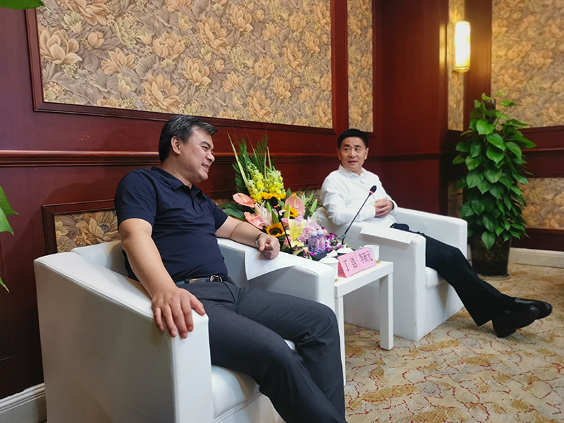 董事长丁浩与李新元（广西贵港市委书记）会谈