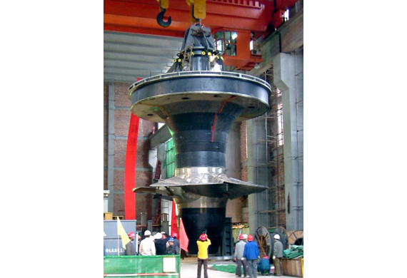 Hoisting the runner for the units of Qinghai’s Suzhi Power Station