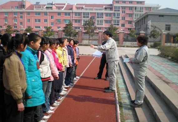 向学生宣传环保
