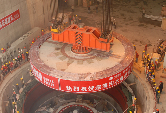 Hoisting the rotor for the units of Sichuan’s Shenxigou Power Station