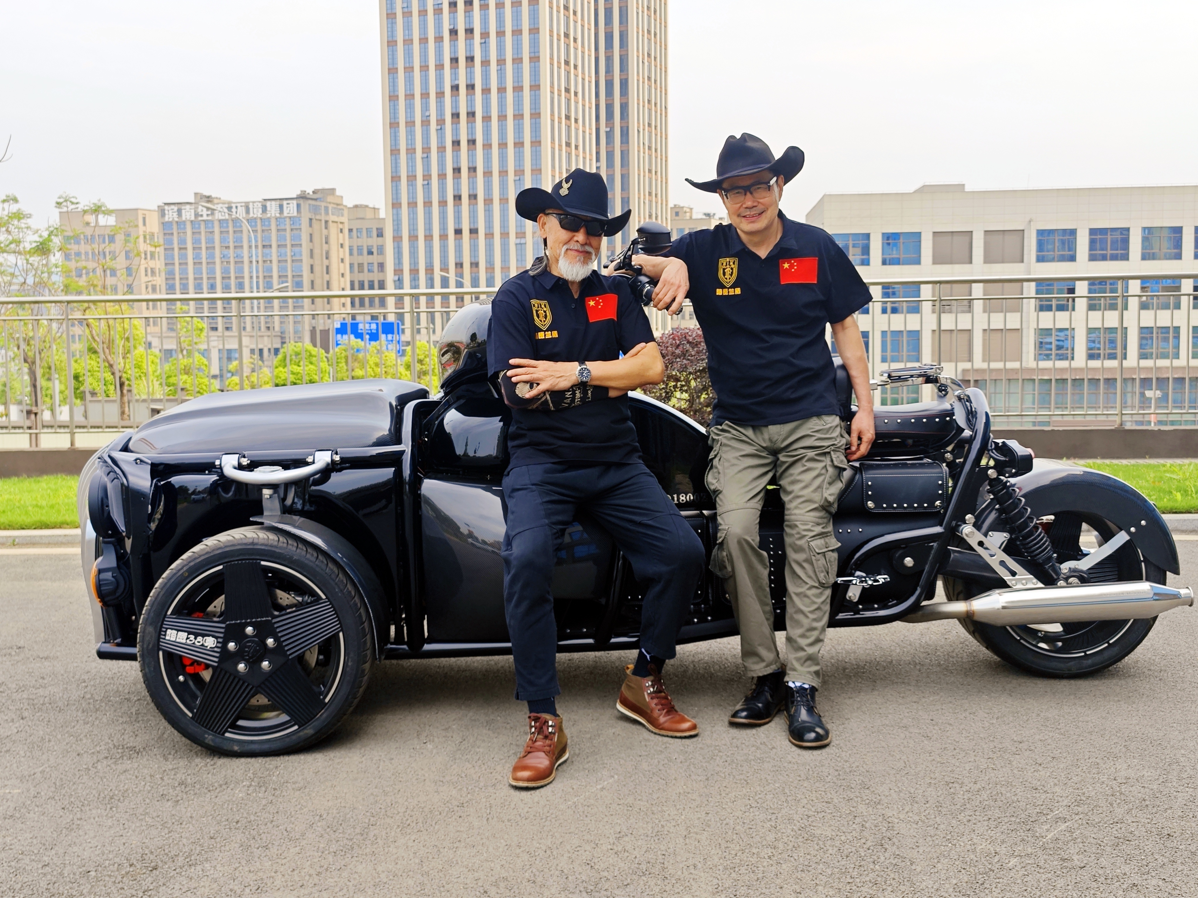 路威兰盾创始人郑赤与路威大叔合影@2025
