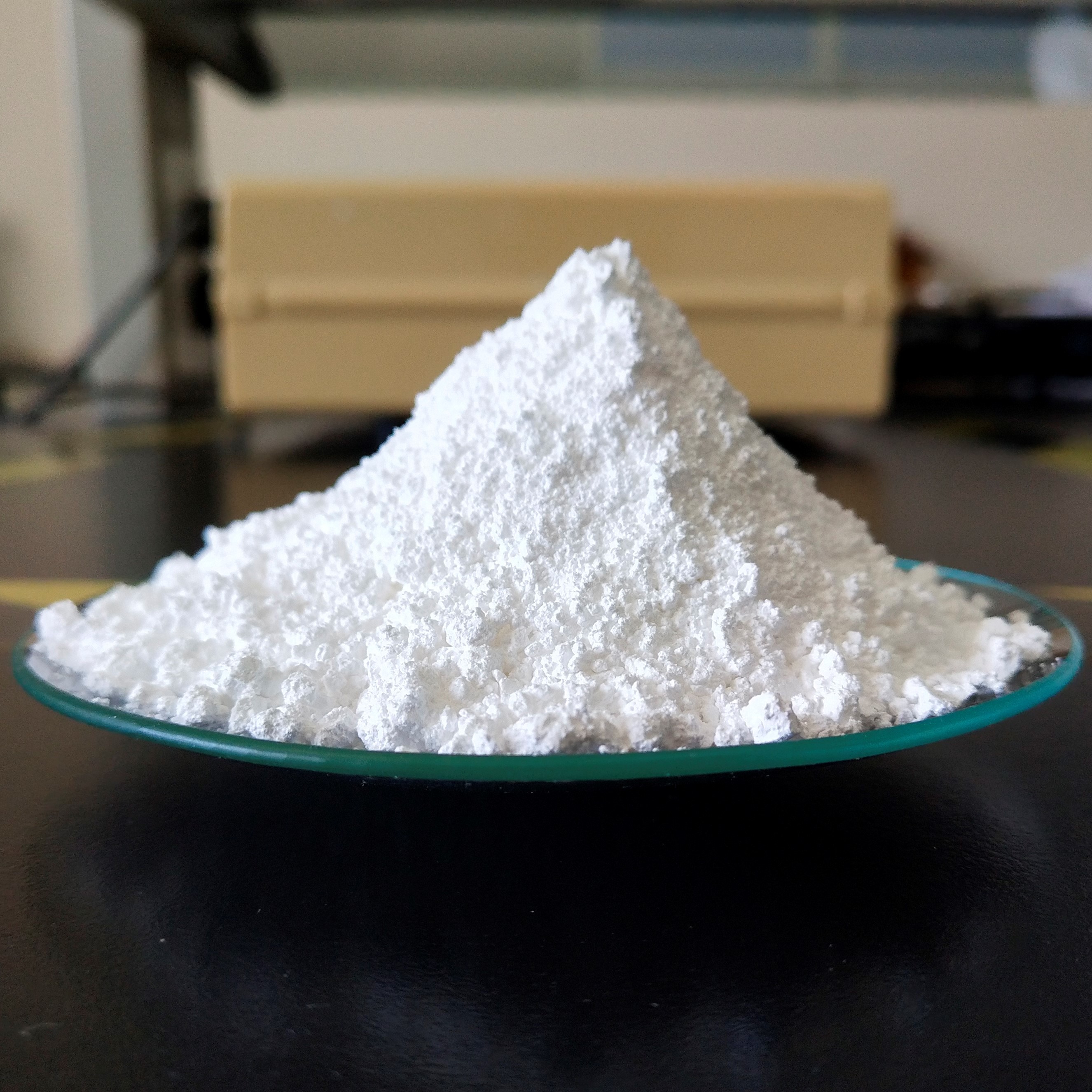 Precipitated calcium carbonate for plastics