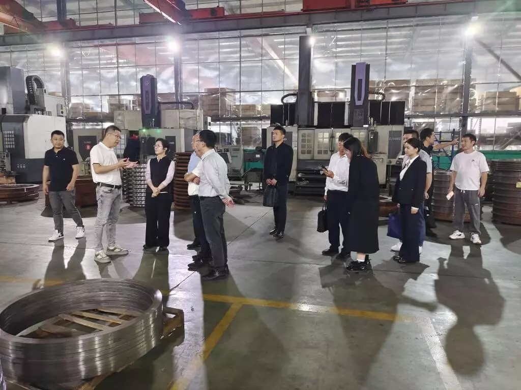 Welcome Zhang Xia, deputy commander of the third division of the Xinjiang Production and Construction Corps, and Qiu Yongfeng, member of the Standing Committee of the Municipal Party Committee, visited our company for research