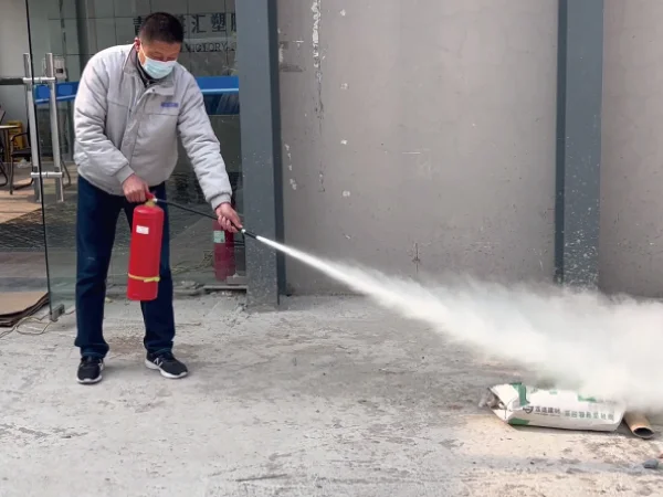 Mejorando la seguridad en el lugar de trabajo: Formación en seguridad contra incendios y primeros auxilios
