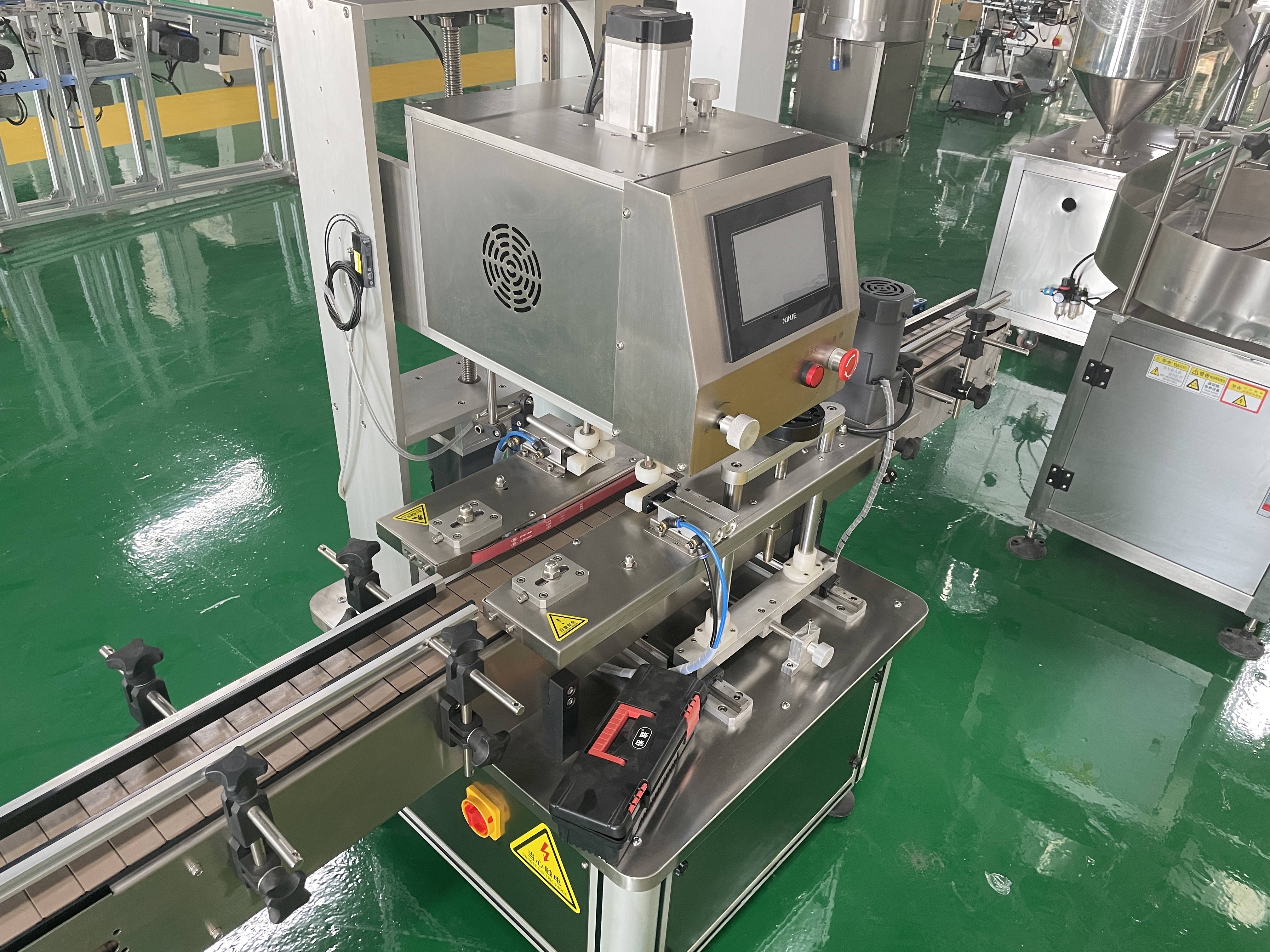 New Product  Fully Automatic High-Quality Cosmetics Cap Screwing  Machine