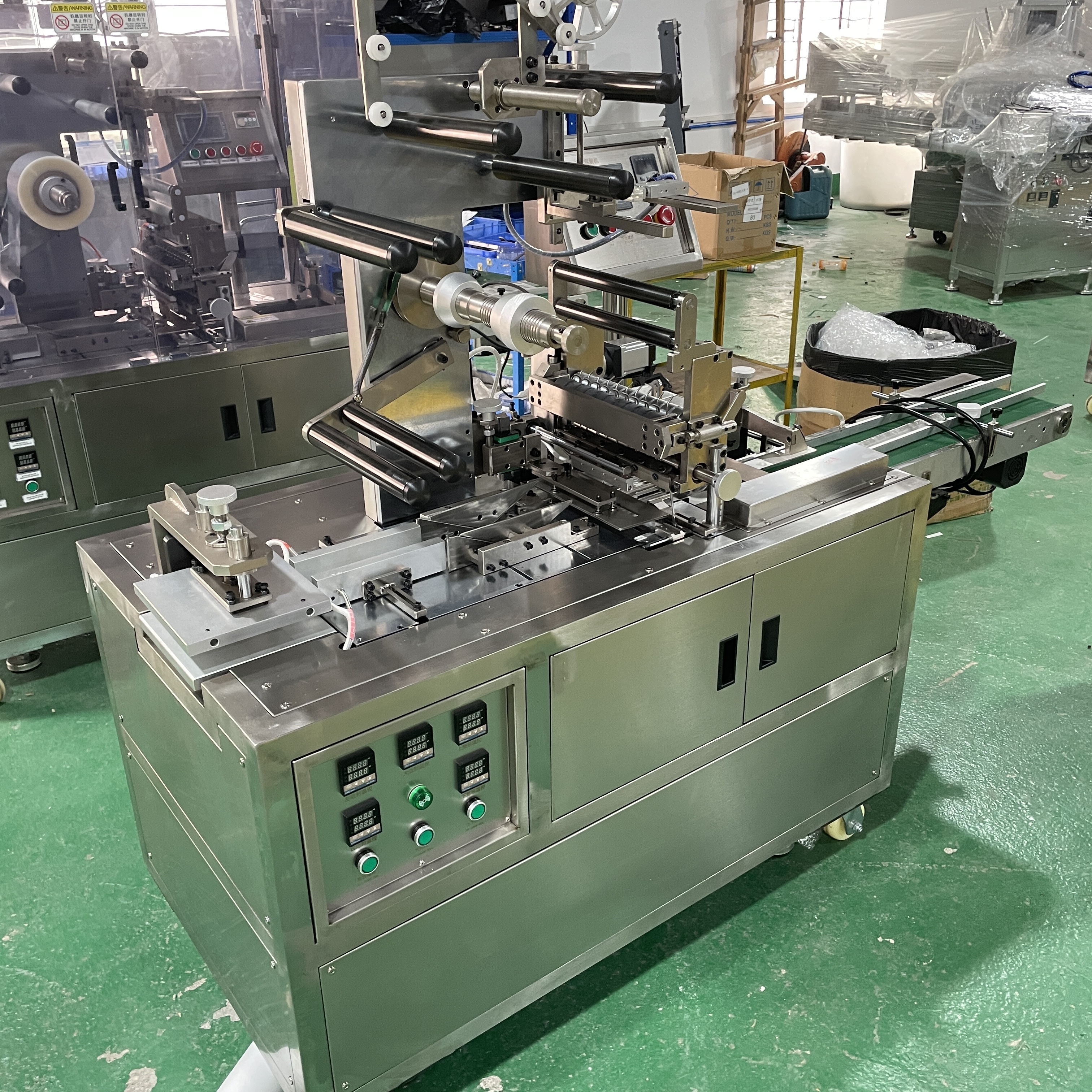 Small Size High-End Automatic Transparent Film Three-Dimensional Lipsticks Packaging Machine
