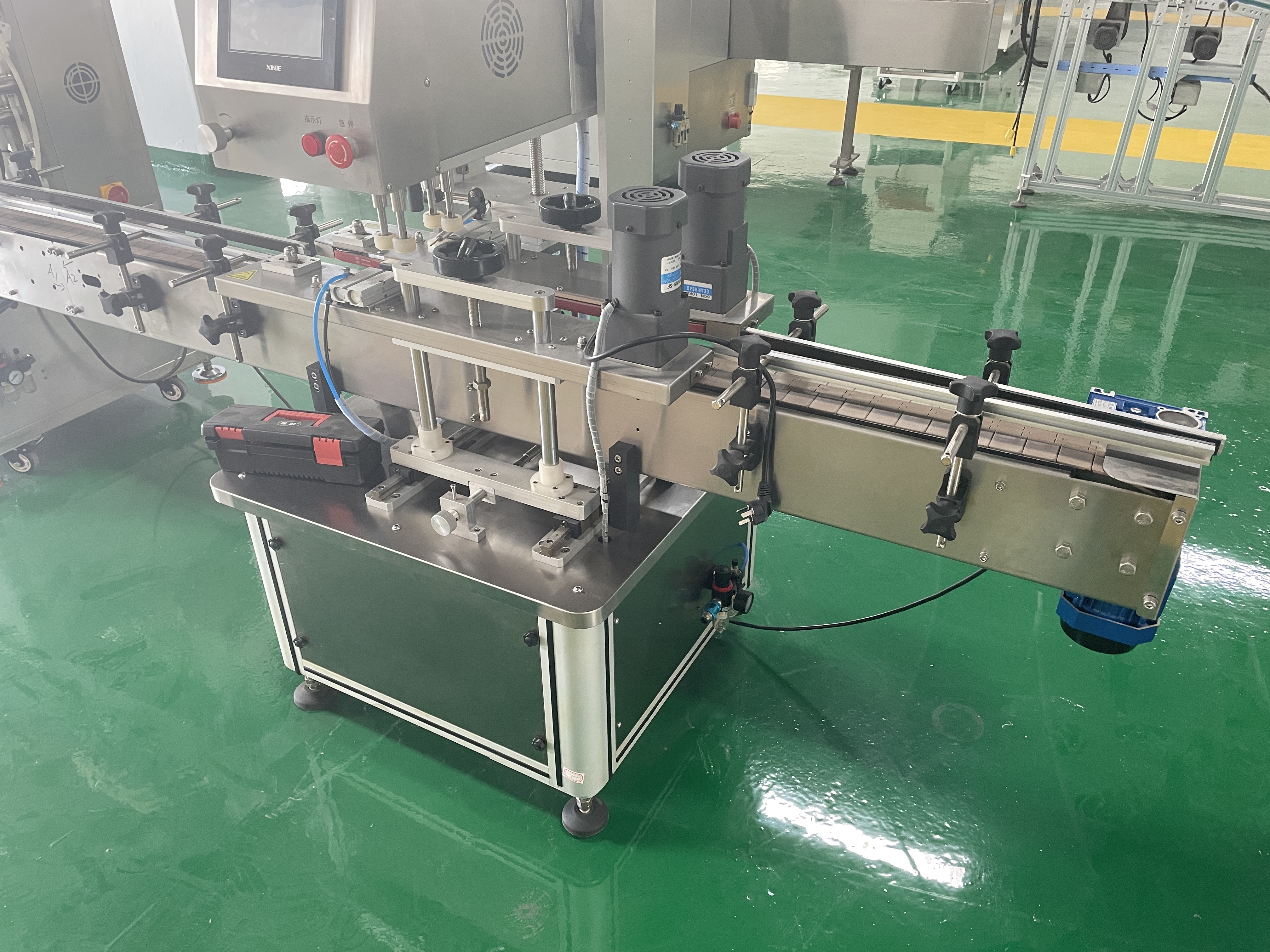 New Product  Fully Automatic High-Quality Cosmetics Cap Screwing  Machine
