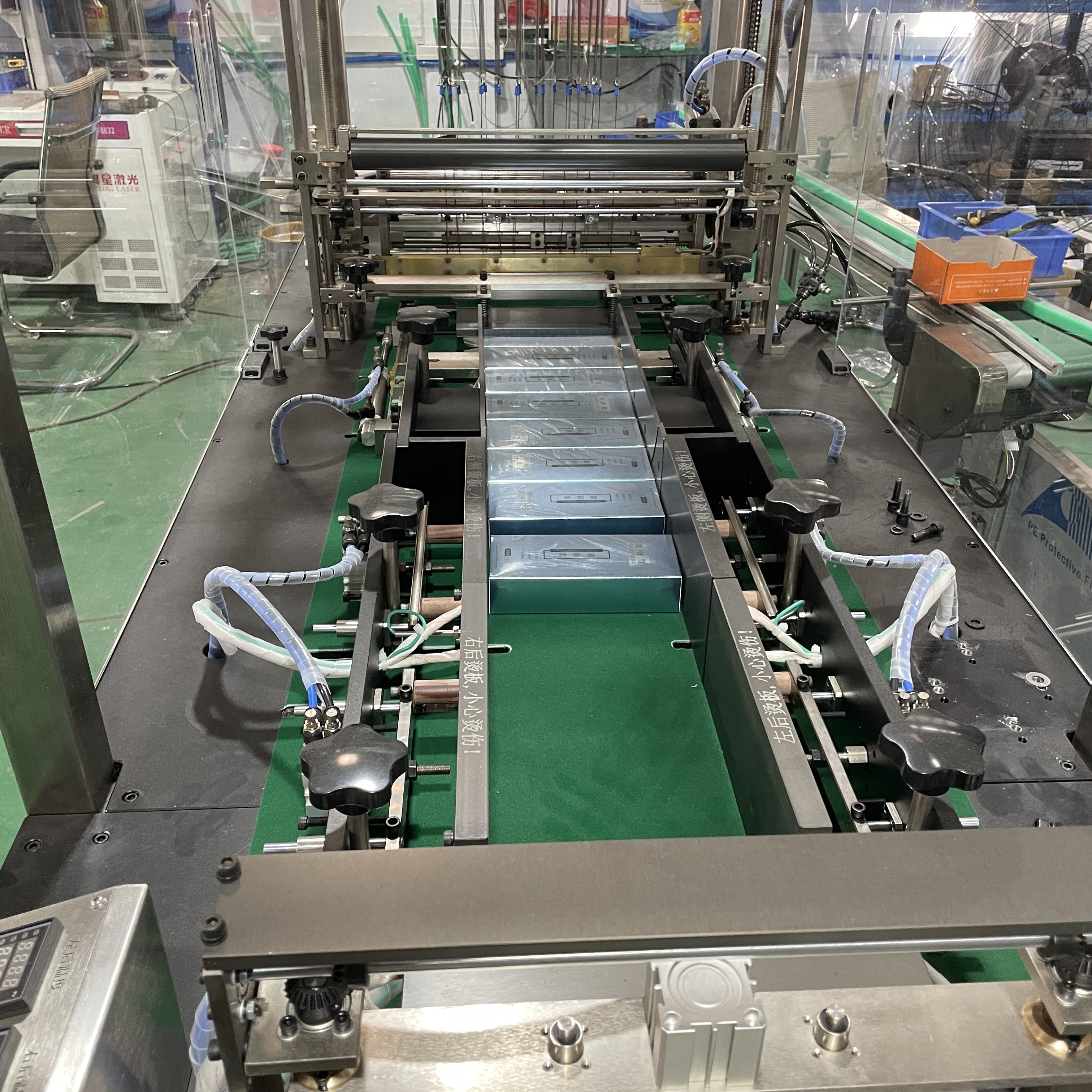 Automatic High-End Transparent Film Three Dimensional Skin Care Product Packaging Machine