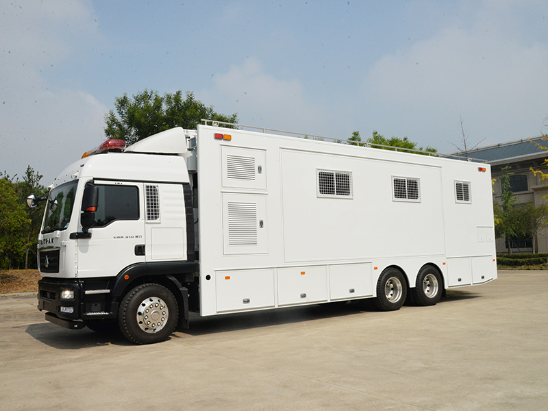 Large emergency communication command vehicle