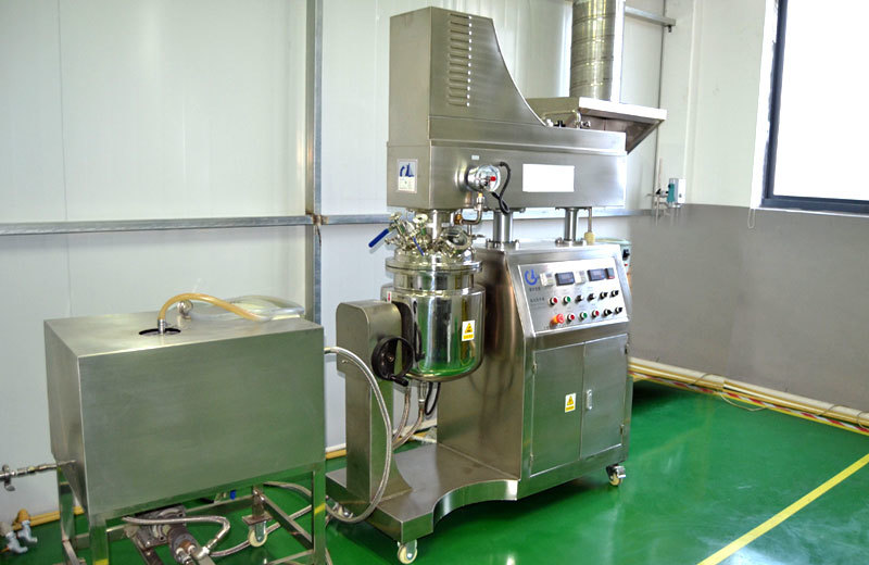 Vacuum emulsifier