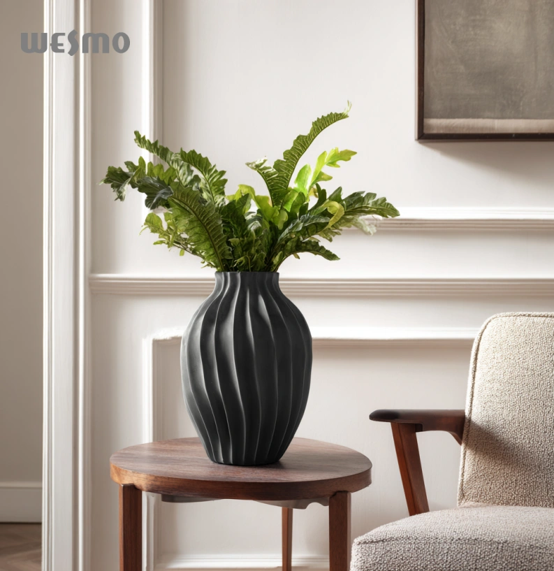 Sculpted Grace Vase – Flowing Lines, Quiet Beauty