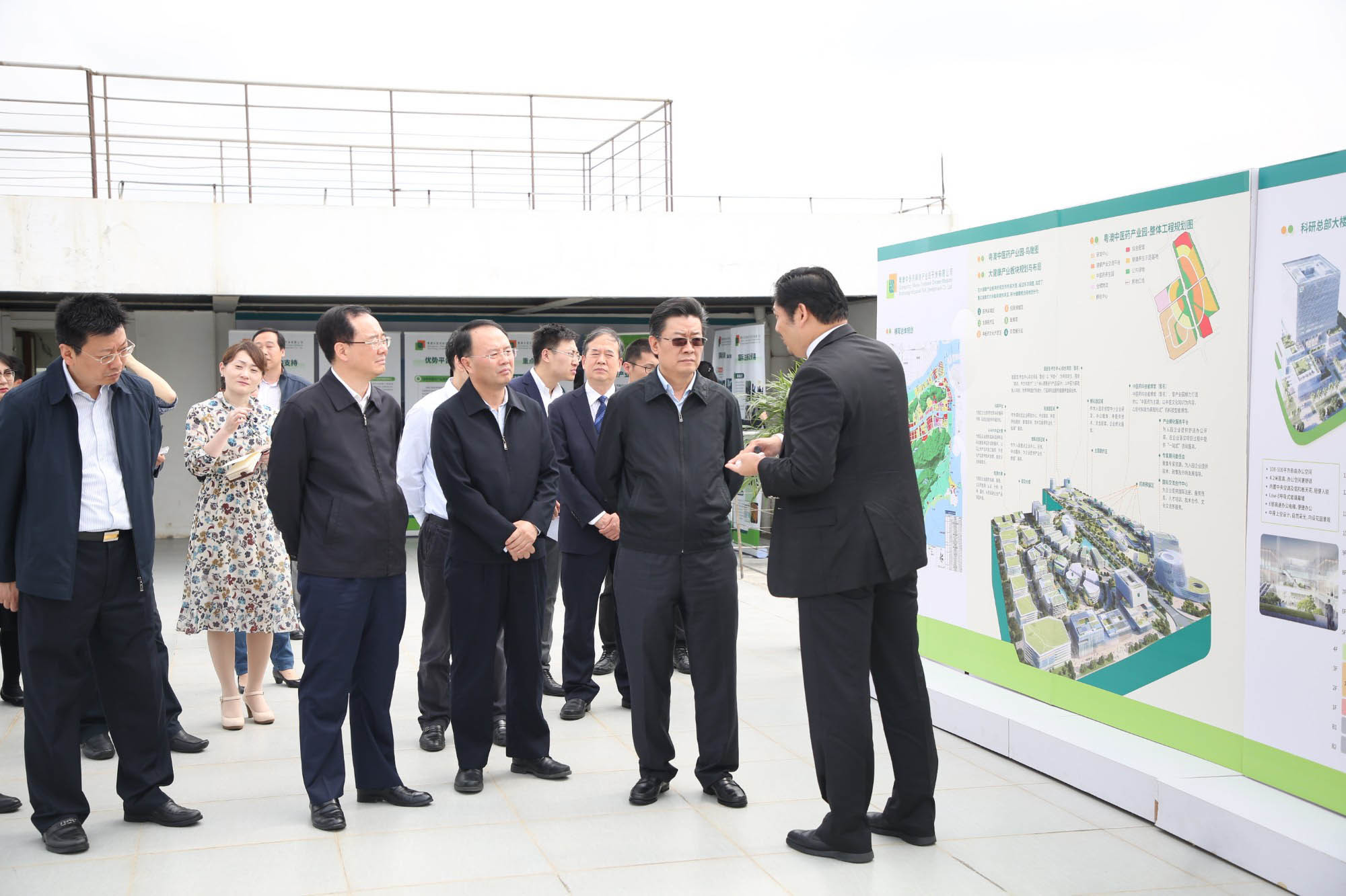 On March 5, 2018, Guo Yonghang, the Secretary of the Zhuhai Municipal Committee, Zhao Jianguo, the Deputy Secretary, and Wu Shi, the Secretary-General of the Zhuhai Municipal Committee and Director of the Office, along with other leaders from Zhuhai, conducted an on-site investigation at the industrial park. On March 5, 2018, Guo Yonghang, the Secretary of the Zhuhai Municipal Committee, Zhao Jianguo, the Deputy Secretary, and Wu Shi, the Secretary-General of the Zhuhai Municipal Committee and Director of the Office, along with other leaders from Zhuhai, conducted an on-site investigation at the industrial park.