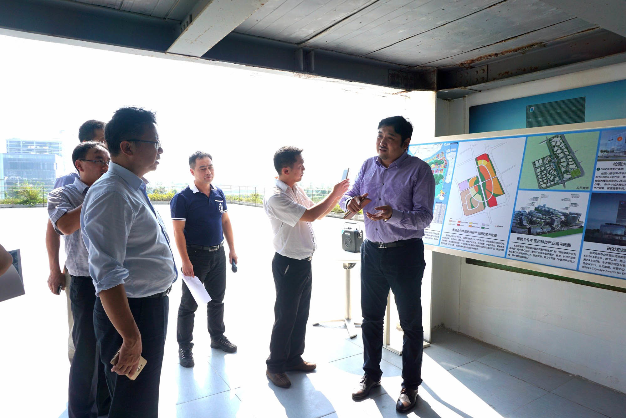 On August 26, 2016, Li Jiming, the Deputy Secretary-General of the Yunnan Provincial Government, led a delegation of 15 people from the Yunnan Provincial Government to visit the industrial park for a tour and exchange. On August 26, 2016, Li Jiming, the Deputy Secretary-General of the Yunnan Provincial Government, led a delegation of 15 people from the Yunnan Provincial Government to visit the industrial park for a tour and exchange.