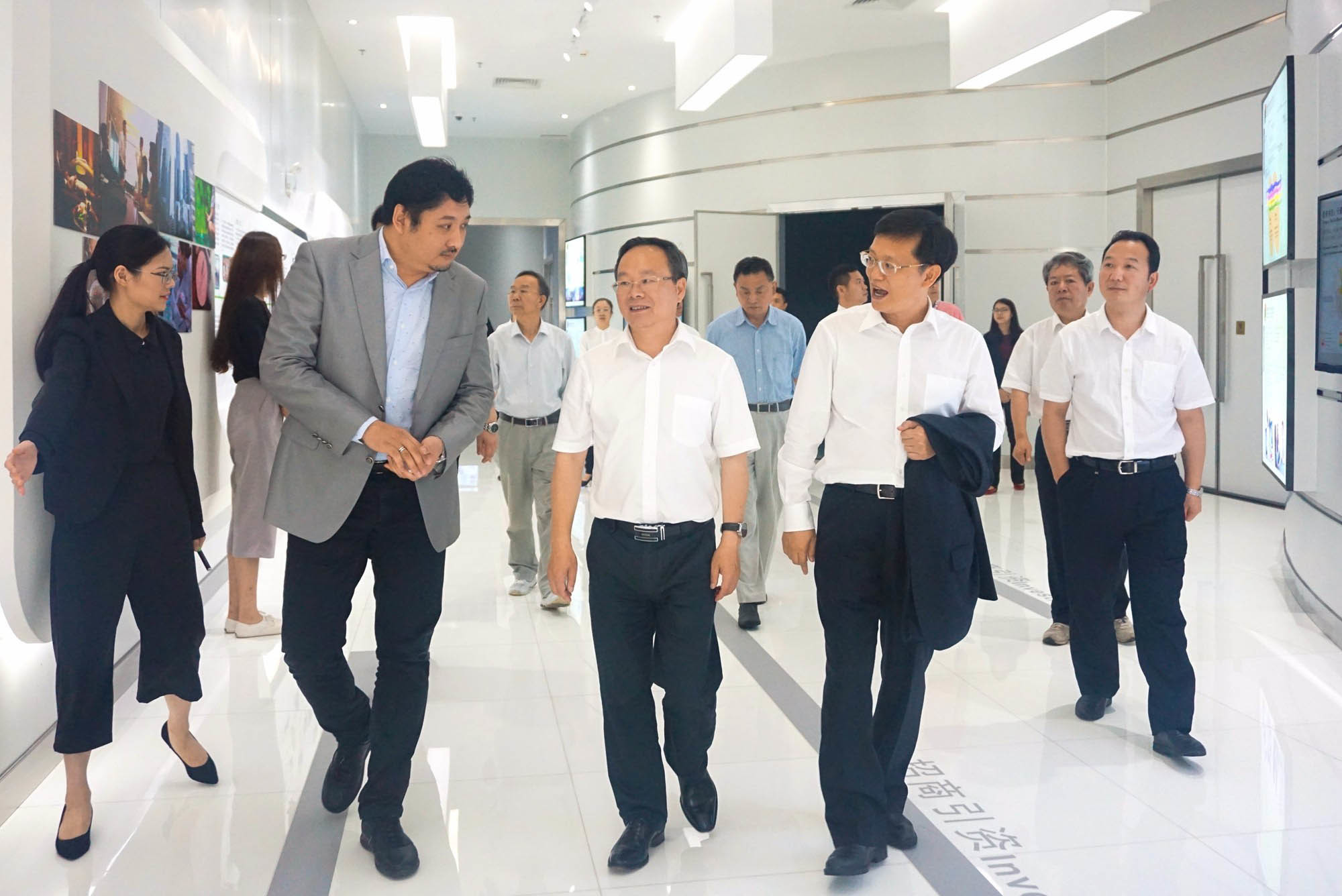 On June 20, 2017, Chen Xiaoping, Vice Chairman of the Zhejiang Provincial Political Consultative Conference, and a group of 8 people visited the industrial park for an on-site inspection, accompanied by Li Weihui, Deputy Secretary of the Hengqin New Area Party Committee. On June 20, 2017, Chen Xiaoping, Vice Chairman of the Zhejiang Provincial Political Consultative Conference, and a group of 8 people visited the industrial park for an on-site inspection, accompanied by Li Weihui, Deputy Secretary of the Hengqin New Area Party Committee.