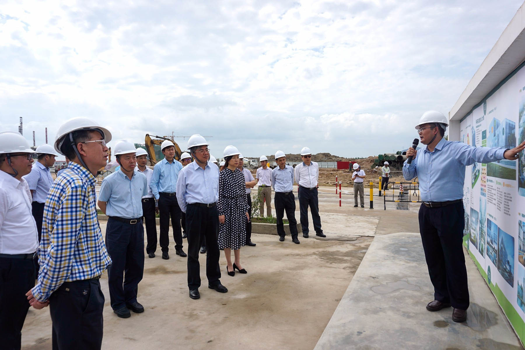 On April 19, 2017, Tang Wenhong, the director of the Foreign Investment Department of the Ministry of Commerce, visited the industrial park for an on-site inspection, accompanied by Lu Xiaofeng, the vice mayor of Zhuhai. On April 19, 2017, Tang Wenhong, the director of the Foreign Investment Department of the Ministry of Commerce, visited the industrial park for an on-site inspection, accompanied by Lu Xiaofeng, the vice mayor of Zhuhai.