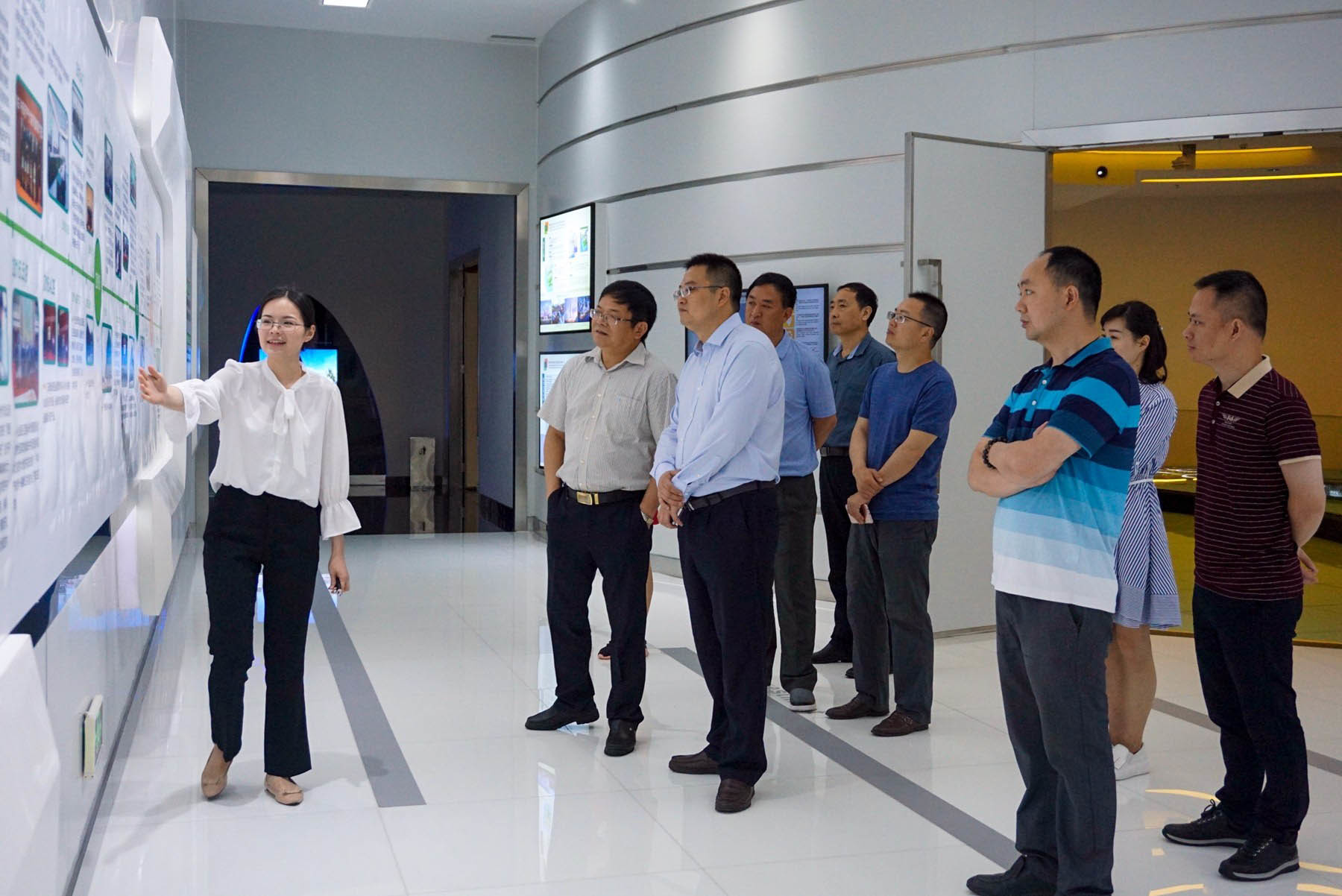 On May 4, 2017, Wang Bangxing, Deputy Secretary of the Party Leadership Group and Vice Chairman of the Yibin Municipal Committee of the Chinese People's Political Consultative Conference in Sichuan Province, along with a group of about 10 people, visited the industrial park for an on-site inspection, accompanied by Wang Muxi, Deputy Director of the Hengqin New Area Management Committee Office. On May 4, 2017, Wang Bangxing, Deputy Secretary of the Party Leadership Group and Vice Chairman of the Yibin Municipal Committee of the Chinese People's Political Consultative Conference in Sichuan Province, along with a group of about 10 people, visited the industrial park for an on-site inspection, accompanied by Wang Muxi, Deputy Director of the Hengqin New Area Management Committee Office.