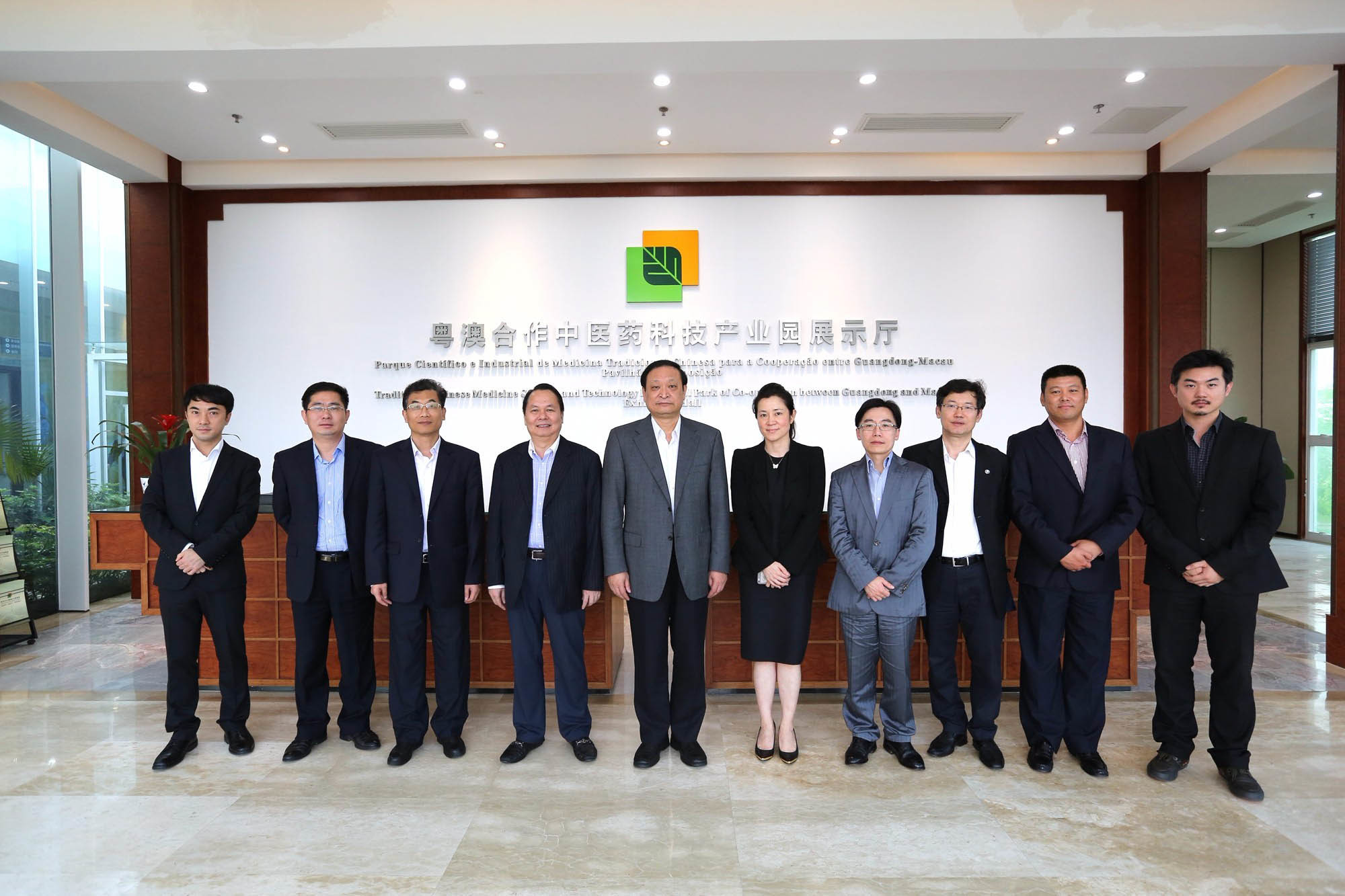On March 20, 2015, Wang Guoqiang (fifth from the left), Deputy Director of the National Health and Family Planning Commission and Director of the State Administration of Traditional Chinese Medicine, along with Xu Qingfeng (fourth from the left), Director of the Guangdong Provincial Administration of Traditional Chinese Medicine, visited the industrial park for an on-site inspection to gain a deeper understanding of the park's construction situation. On March 20, 2015, Wang Guoqiang (fifth from the left), Deputy Director of the National Health and Family Planning Commission and Director of the State Administration of Traditional Chinese Medicine, along with Xu Qingfeng (fourth from the left), Director of the Guangdong Provincial Administration of Traditional Chinese Medicine, visited the industrial park for an on-site inspection to gain a deeper understanding of the park's construction situation.