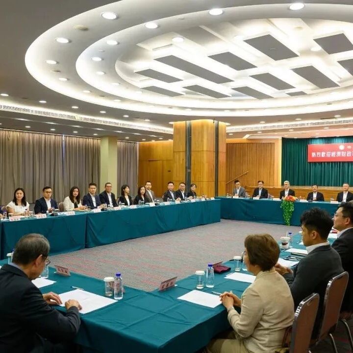 戴建业率经财范畴官员拜访多个社团听取意见（来源：澳门新闻局）