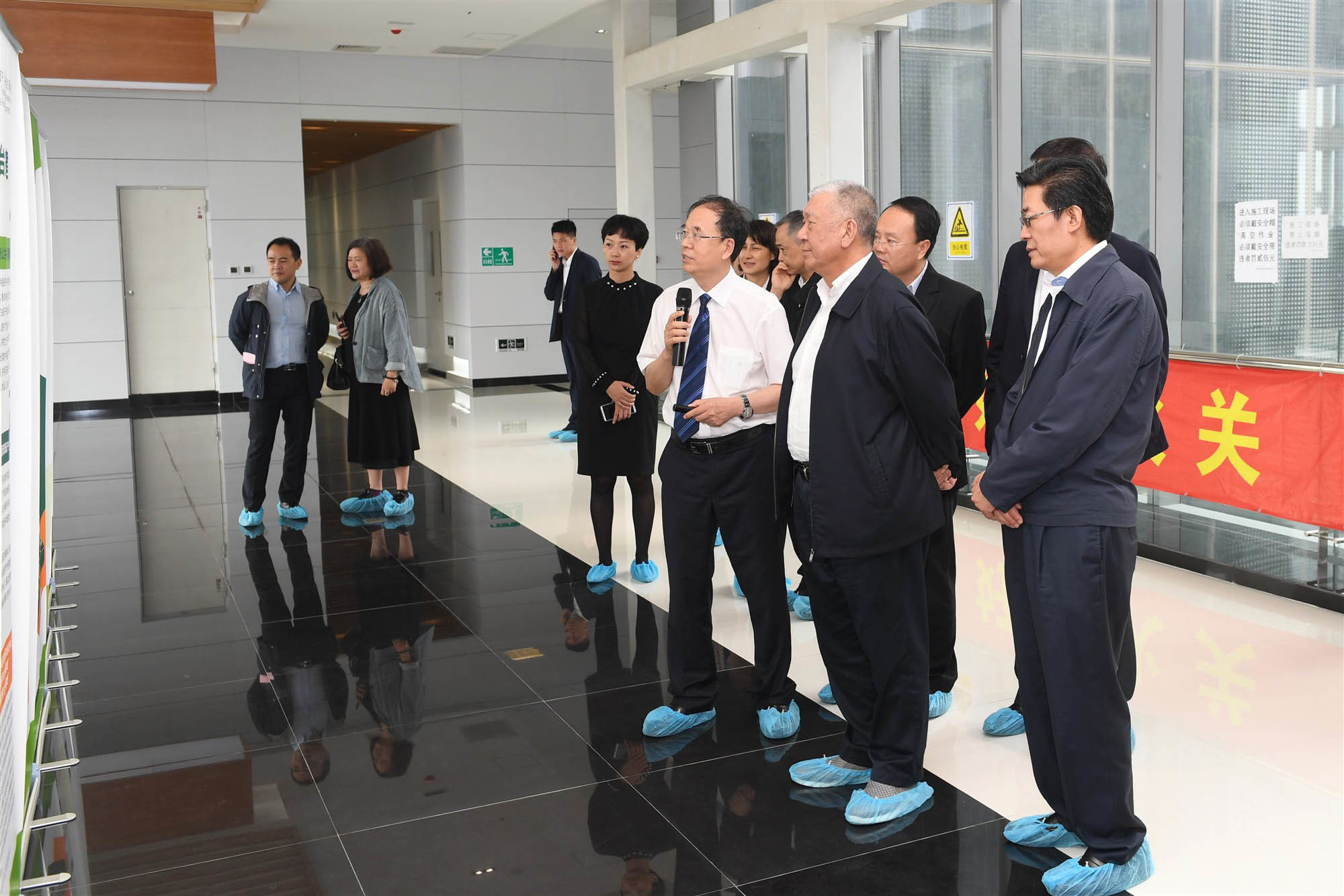 On May 9, 2018, He Houhua, Vice Chairman of the National Committee of the Chinese People's Political Consultative Conference, visited the industrial park for an on-site inspection to understand the latest developments in the industrial park. On May 9, 2018, He Houhua, Vice Chairman of the National Committee of the Chinese People's Political Consultative Conference, visited the industrial park for an on-site inspection to understand the latest developments in the industrial park.