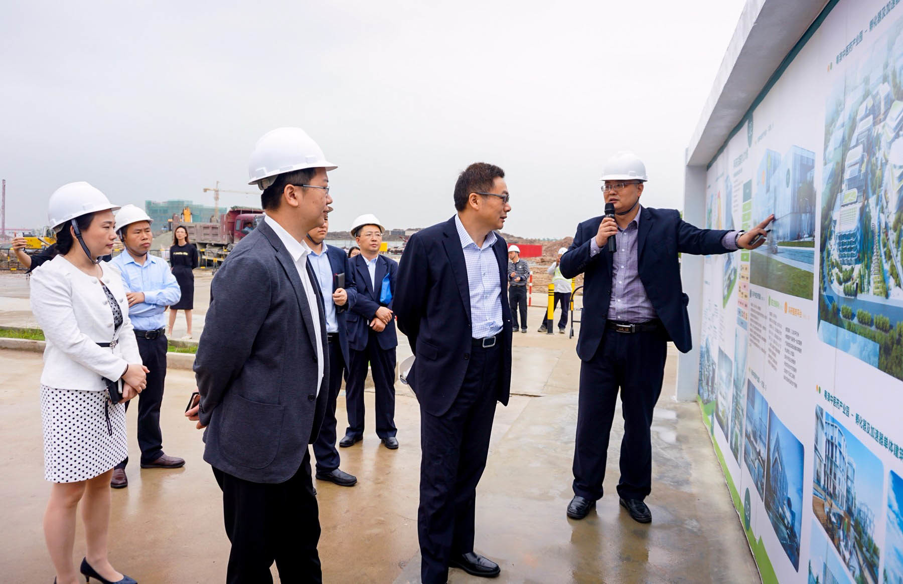 On April 24, 2017, Liu Bin, the Minister of the Economic Department of the Macao Liaison Office, and Chen Guangjun, the Deputy Director of the Guangdong Free Trade Office, visited the industrial park for an on-site inspection. On April 24, 2017, Liu Bin, the Minister of the Economic Department of the Macao Liaison Office, and Chen Guangjun, the Deputy Director of the Guangdong Free Trade Office, visited the industrial park for an on-site inspection.