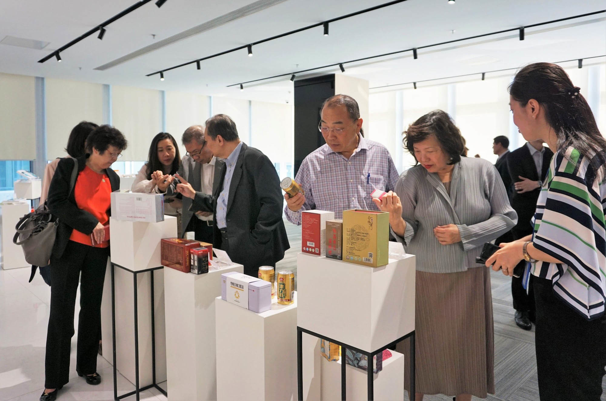 On May 28, 2018, a delegation of 12 representatives from the Singapore Ministry of Health and the Traditional Chinese Medicine Management Committee visited the industrial park for an on-site inspection. On May 28, 2018, a delegation of 12 representatives from the Singapore Ministry of Health and the Traditional Chinese Medicine Management Committee visited the industrial park for an on-site inspection.