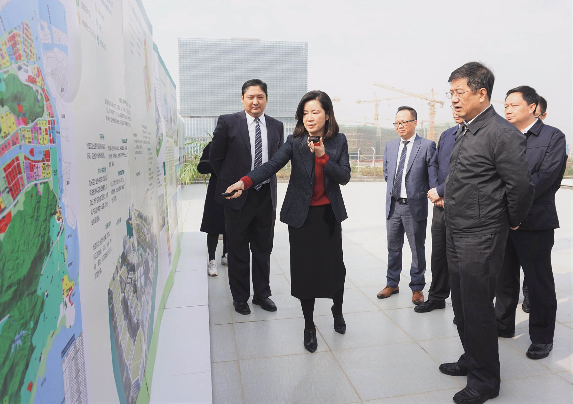 On February 10, 2018, Zheng Xiaosong, the director of the Central People's Government Liaison Office in the Macao Special Administrative Region, along with deputy director Yao Jian and others, visited the industrial park for an on-site inspection. They were accompanied by Yao Yisheng, the deputy secretary of the Zhuhai Municipal Committee, mayor, and party secretary, as well as Zhu Qingqiao, a member of the Standing Committee of the Zhuhai Municipal Committee and vice mayor, and Niu Jing, a member of the Zhuhai Municipal Government Party Group and secretary of the Hengqin New Area Party Committee, to understand the latest developments in the park. On February 10, 2018, Zheng Xiaosong, the director of the Central People's Government Liaison Office in the Macao Special Administrative Region, along with deputy director Yao Jian and others, visited the industrial park for an on-site inspection. They were accompanied by Yao Yisheng, the deputy secretary of the Zhuhai Municipal Committee, mayor, and party secretary, as well as Zhu Qingqiao, a member of the Standing Committee of the Zhuhai Municipal Committee and vice mayor, and Niu Jing, a member of the Zhuhai Municipal Government Party Group and secretary of the Hengqin New Area Party Committee, to understand the latest developments in the park.