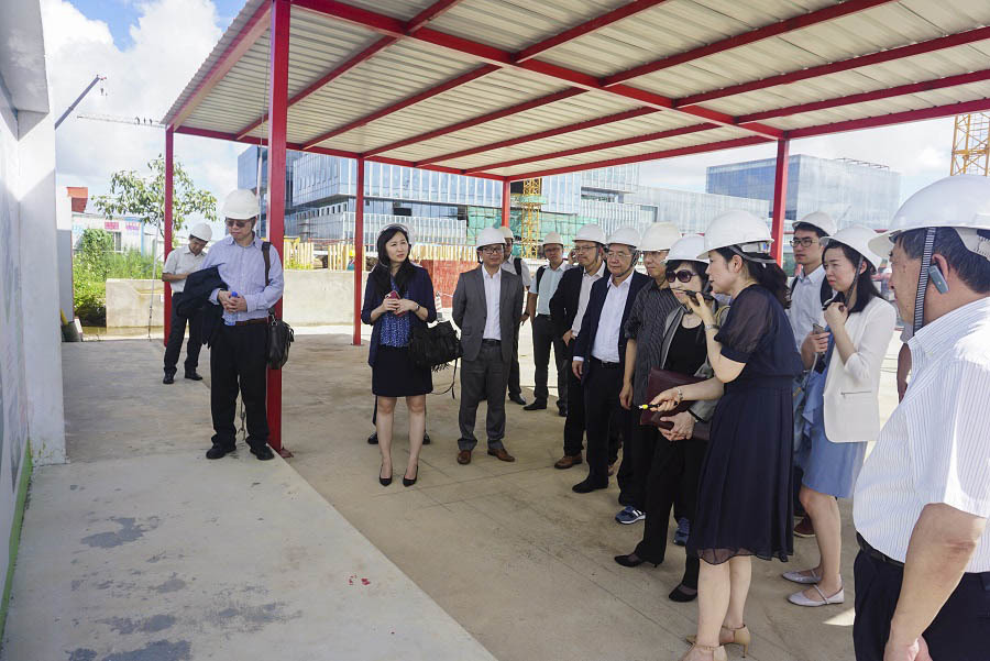 On July 24, 2017, the Chairman of the Board of the Hong Kong Science and Technology Parks Corporation, Dr. Paul Chan, along with renowned experts and scholars in traditional Chinese medicine from well-known universities in Hong Kong and Macau, visited the industrial park for交流. On July 24, 2017, the Chairman of the Board of the Hong Kong Science and Technology Parks Corporation, Dr. Paul Chan, along with renowned experts and scholars in traditional Chinese medicine from well-known universities in Hong Kong and Macau, visited the industrial park for交流.