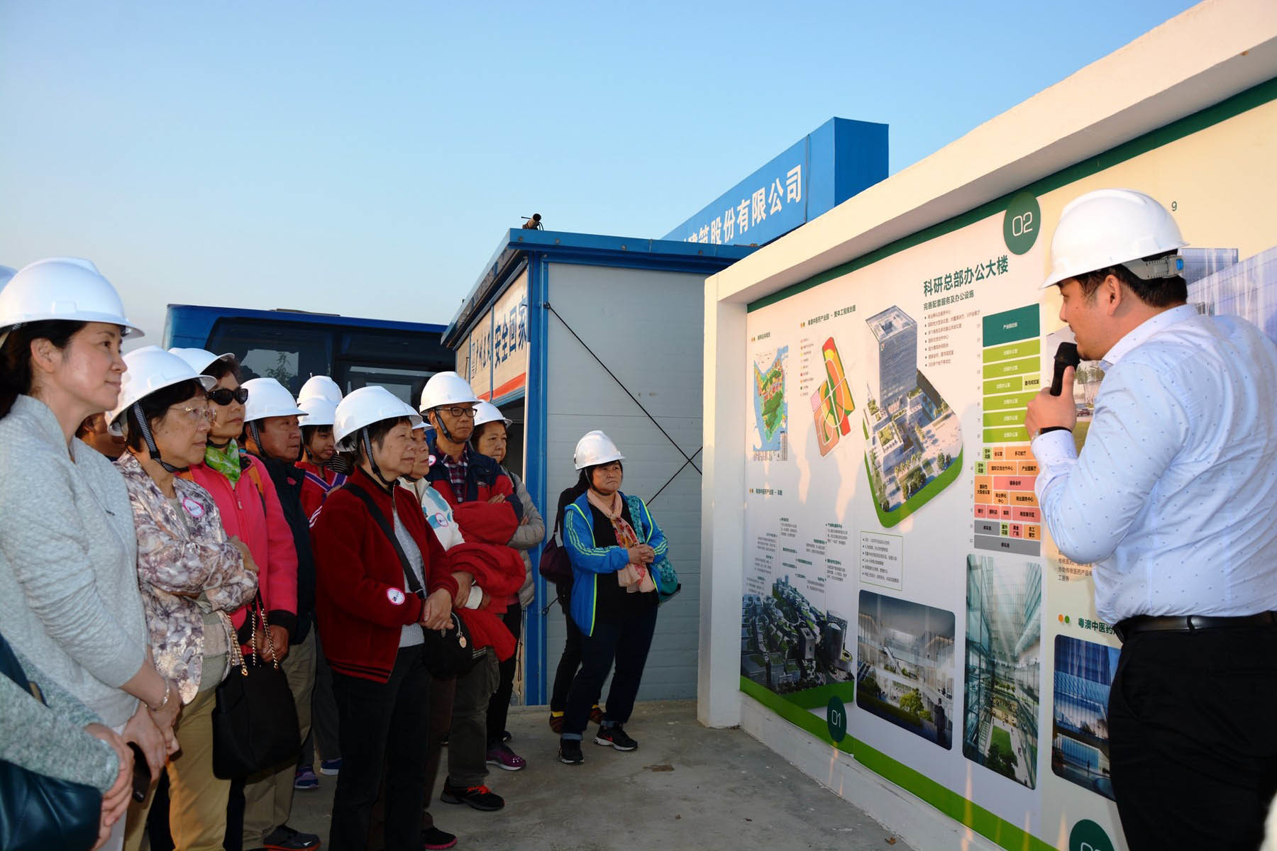 On December 11, 2016, nearly 50 members of the Macao Federation of Trade Unions, led by Legislative Council member and Vice President of the Federation, Kwan Choi Hang, visited the industrial park for an on-site tour and exchange. On December 11, 2016, nearly 50 members of the Macao Federation of Trade Unions, led by Legislative Council member and Vice President of the Federation, Kwan Choi Hang, visited the industrial park for an on-site tour and exchange.