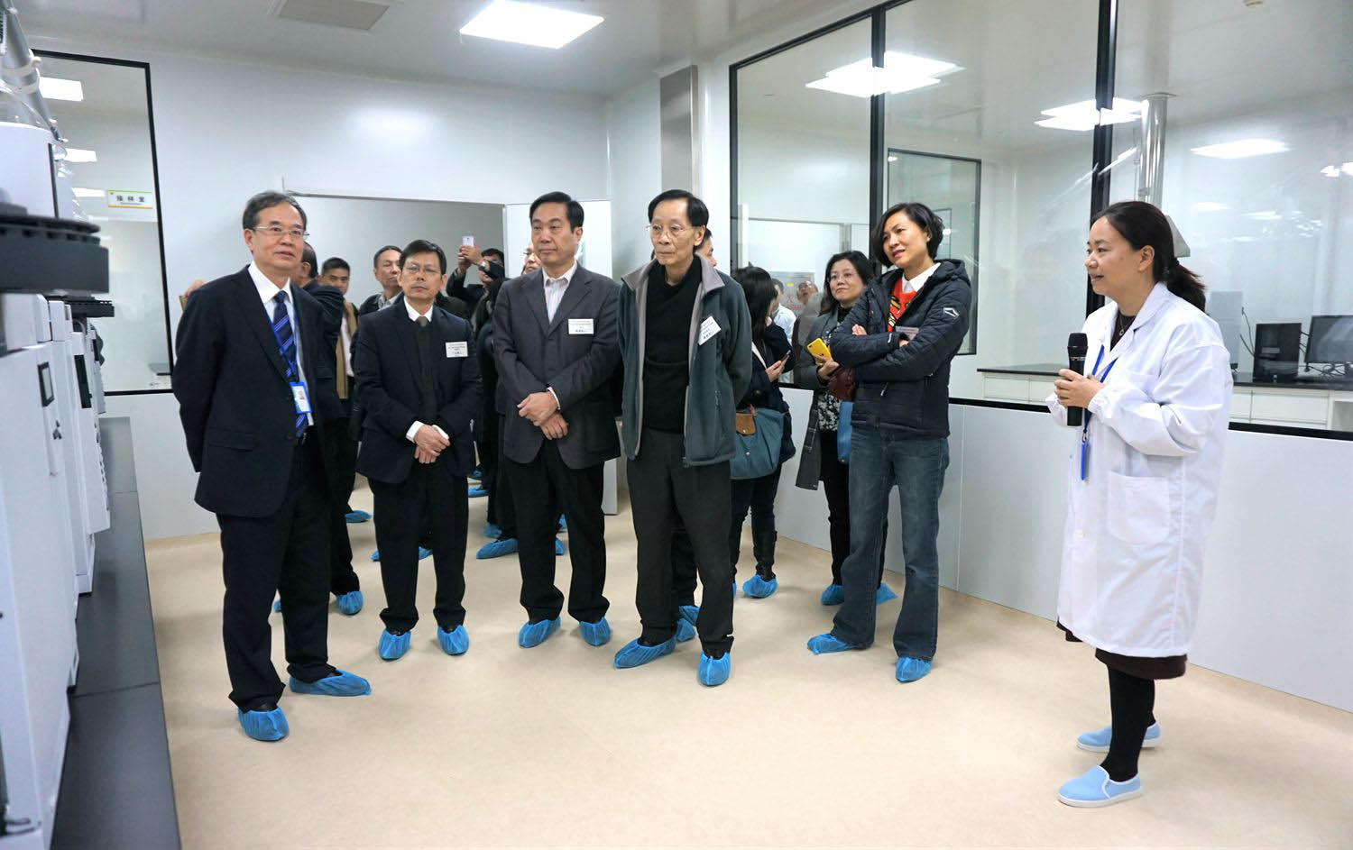 On December 21, 2017, a delegation of over 30 people, including Deng Meifen, the president of the Hong Kong Chinese Medicine Industry Association and head of the delegation, Chief President Li Yingsheng, and Executive President Huang Guanghui, visited the industrial park for an on-site inspection. On December 21, 2017, a delegation of over 30 people, including Deng Meifen, the president of the Hong Kong Chinese Medicine Industry Association and head of the delegation, Chief President Li Yingsheng, and Executive President Huang Guanghui, visited the industrial park for an on-site inspection.