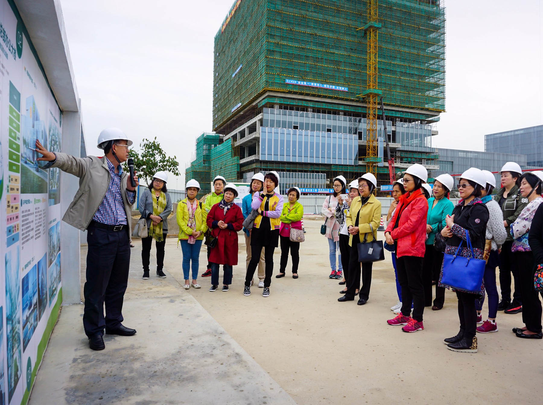 On April 22, 2017, the Macao Federation of Women organized a visit for over 30 women from the Macao business community, led by He Dingyi, a member of the National Committee of the Chinese People's Political Consultative Conference and president of the Federation of Women, to the industrial park for a tour and exchange. On April 22, 2017, the Macao Federation of Women organized a visit for over 30 women from the Macao business community, led by He Dingyi, a member of the National Committee of the Chinese People's Political Consultative Conference and president of the Federation of Women, to the industrial park for a tour and exchange.