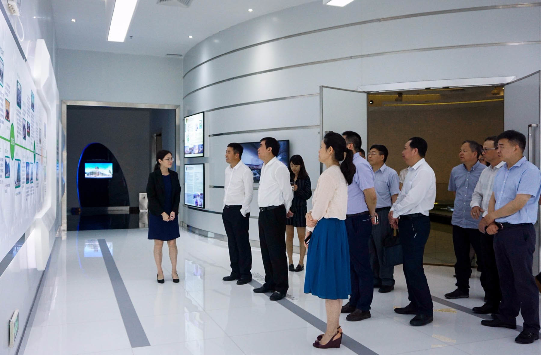 On May 9, 2017, a delegation led by Shi Qizhu, the Secretary of the Shanwei Municipal Committee, visited the industrial park for a tour and exchange, accompanied by Zhuang Xubin, the General Manager of Ruiming Traditional Chinese Medicine Technology Co., Ltd. On May 9, 2017, a delegation led by Shi Qizhu, the Secretary of the Shanwei Municipal Committee, visited the industrial park for a tour and exchange, accompanied by Zhuang Xubin, the General Manager of Ruiming Traditional Chinese Medicine Technology Co., Ltd.