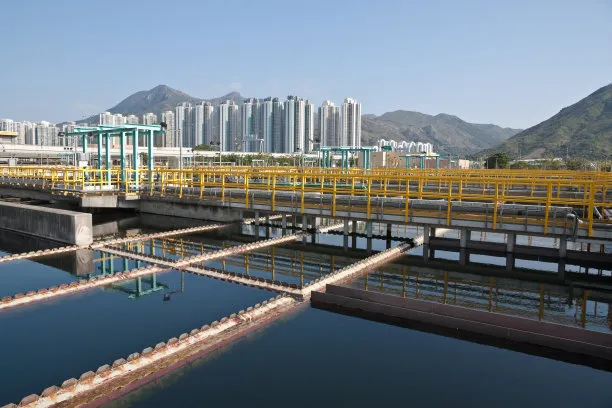 How is the water treated after desulfurization in the desulfurization tower?