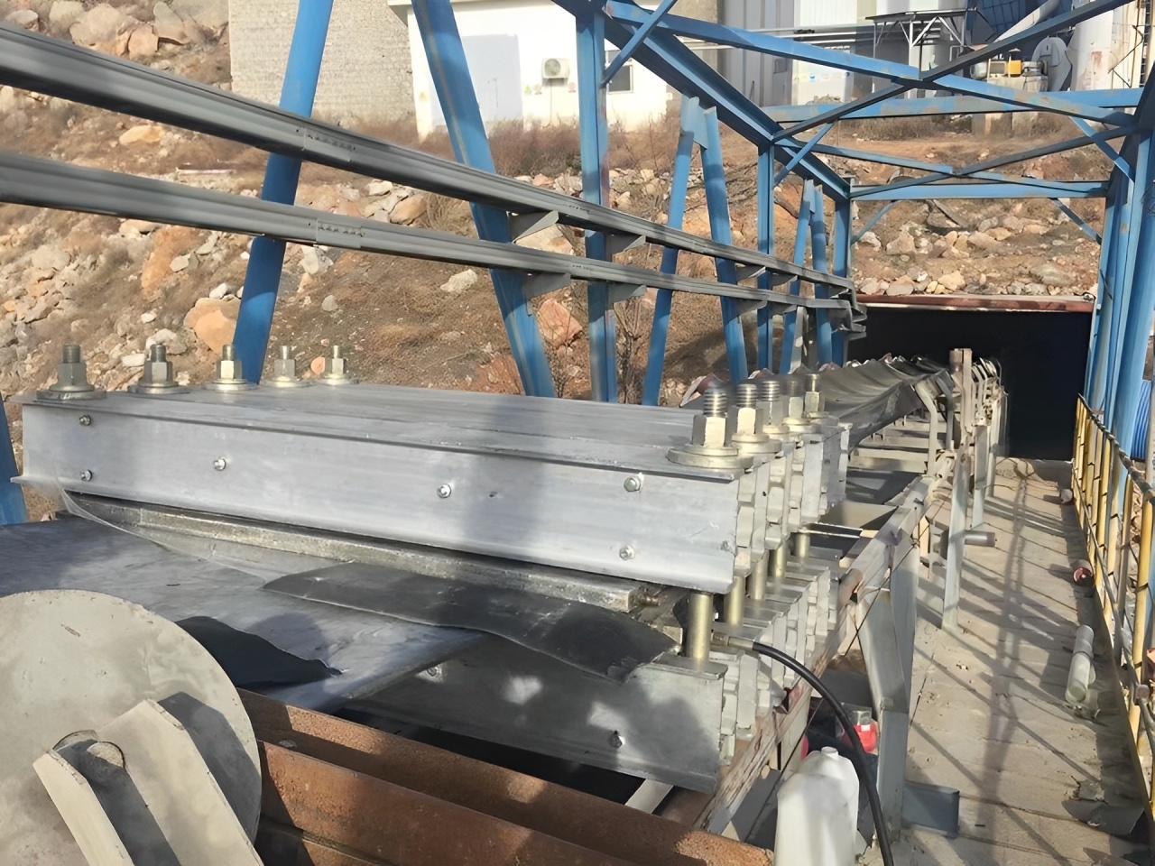 Heavy- duty Vulcanizing Press Machine Heavy- duty Vulcanizing Press Machine