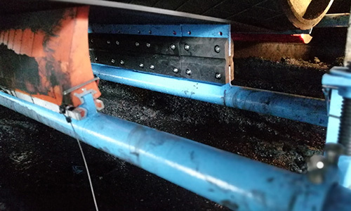 The conveyor belt cleaner scraper reduces material backflow in the conveyor.