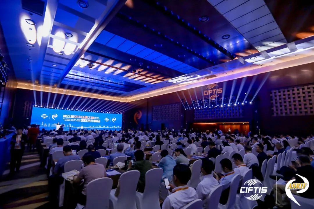 2023年中国国际服务贸易交易会第五届“空中丝绸之路”国际合作峰会在京举行，南充市高坪区政府与中国保信集团签约合作