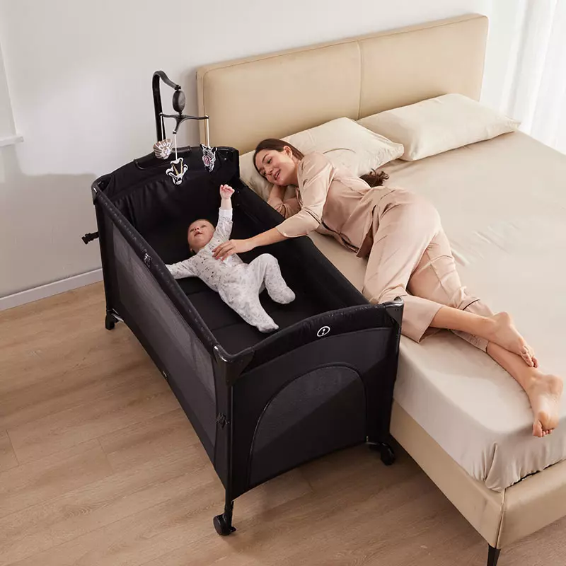Playard junto a la cama del bebé