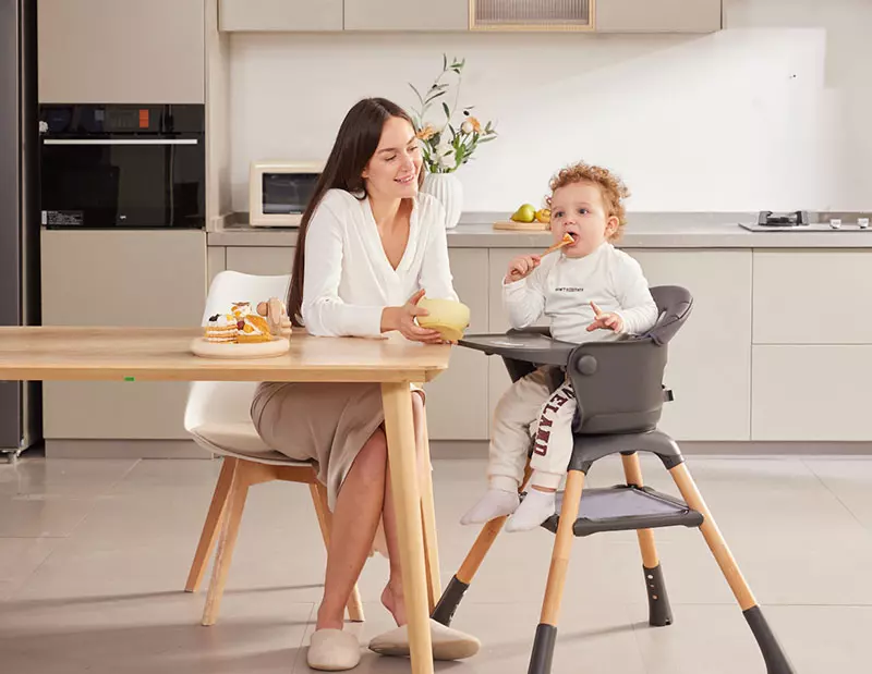 Lanzamiento Nuevo | HC208: La Silla Alta de Madera de Alta Gama para Bebés